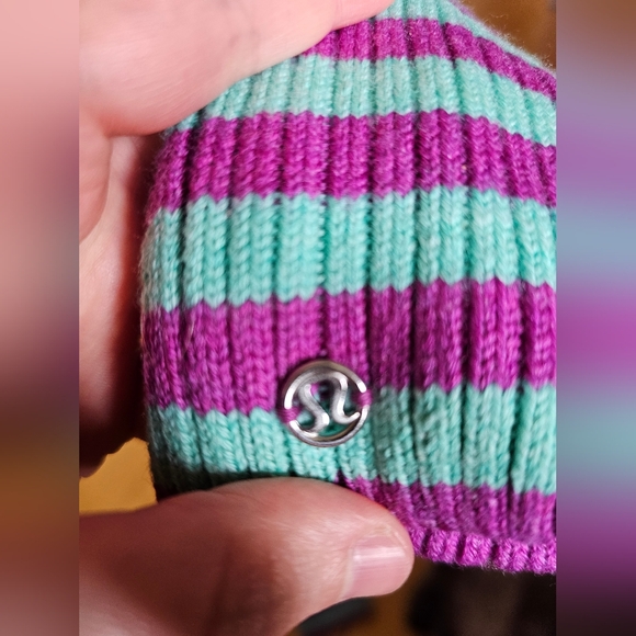 Lululemon 100% merino wool Sherpa fleece lined mittens - Picture 2 of 4